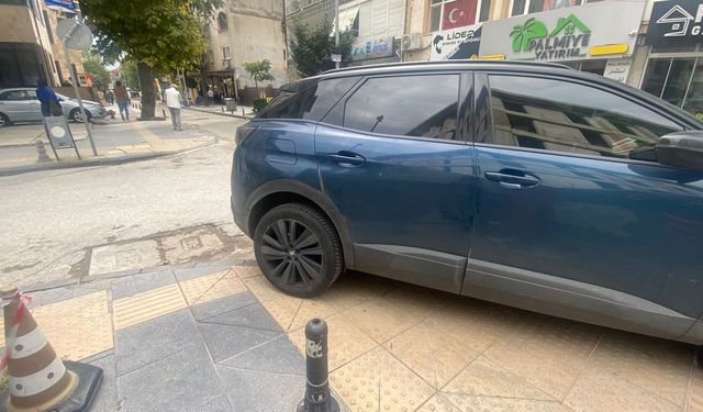 Yalova’da Engelli Geçiş Yoluna Park Eden Araç Dikkat Çekti