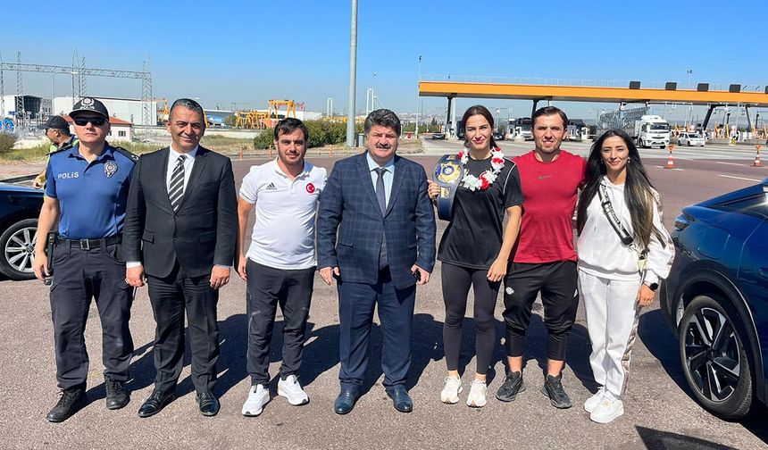 Dünya Şampiyonu Buse’yi, Gözüm Karşıladı