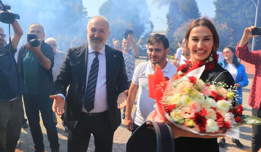 Şampiyon Buse Çiftlikköy’de Çiçeklerle Karşılandı