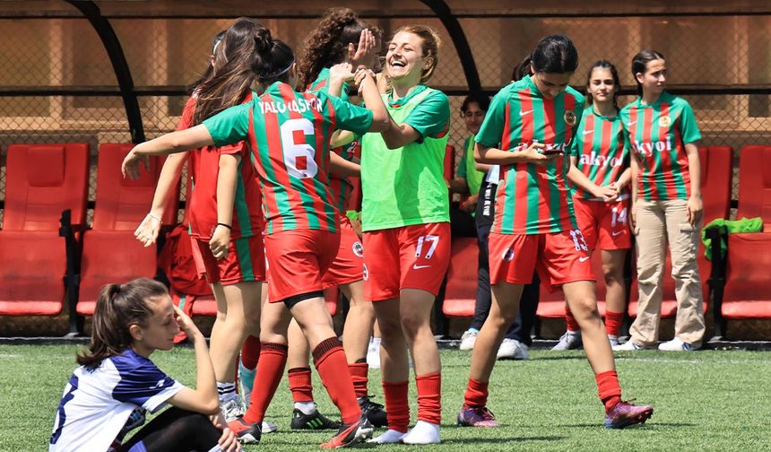 Yalovaspor Kadın Futbol Takımı 6 Kez Fileleri Sarstı