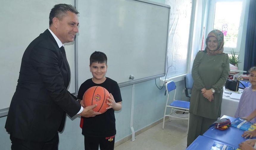 Başkan Çitil, Basketbol Topu Hediye Etti