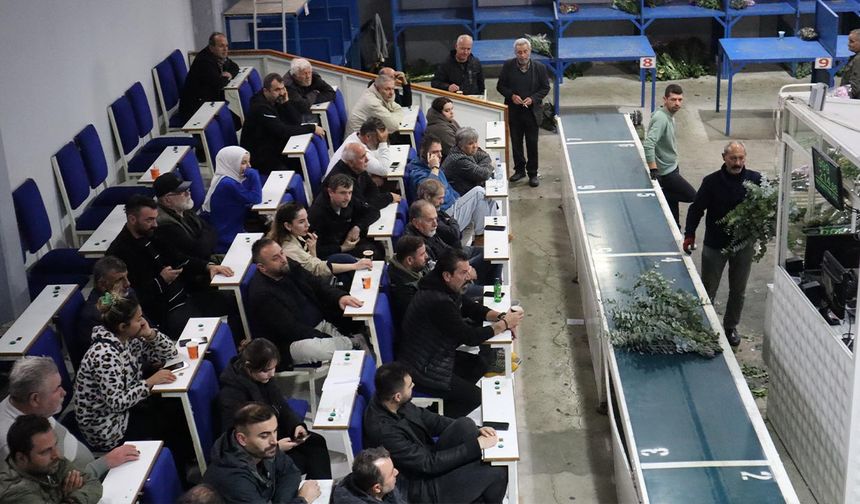 Yalova Çiçek Mezatında Öğretmenler Günü Yoğunluğu