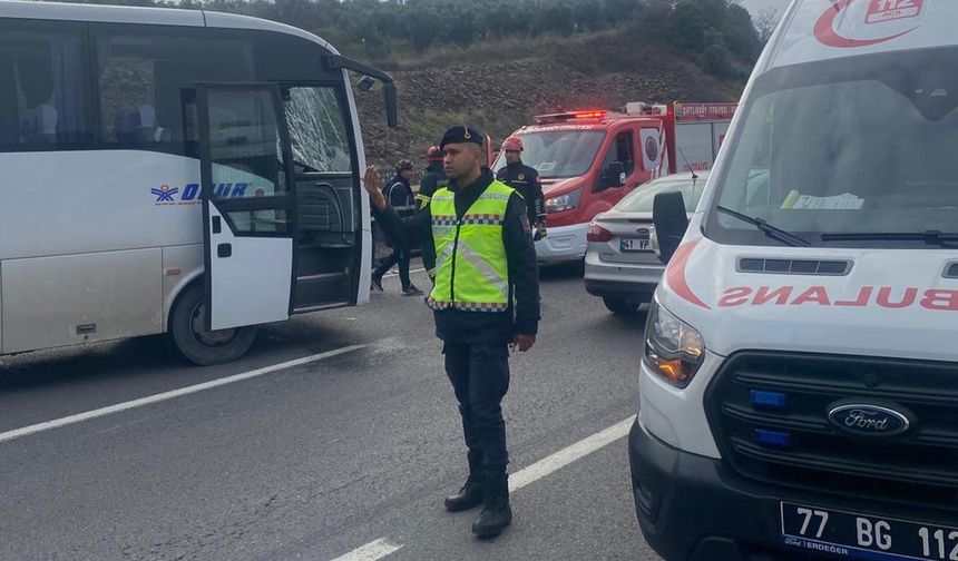 Yalova'da Midibüs Viyadük Ayağına Çarptı: 1 Yaralı