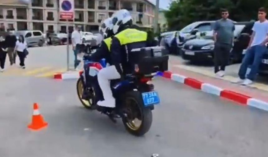 Yalova'da Kimliğini Unutan Öğrencinin İmdadına Motosikletli Jandarma Yetişti