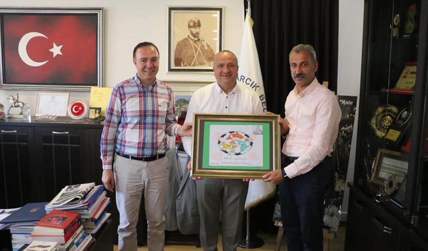 Çınarcık Belediye Başkanı Avni Kurt, Eğitim Yöneticilerini Ağırladı