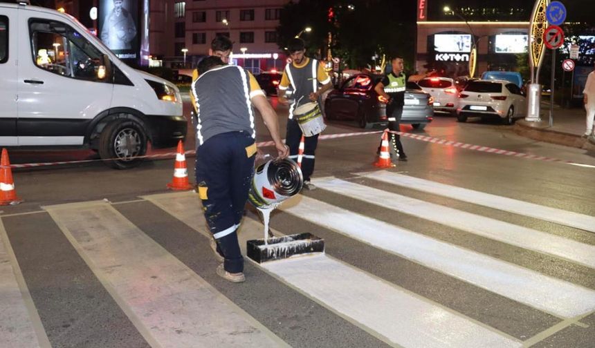 Yaya Geçitleri Ve Duraklar Yenileniyor
