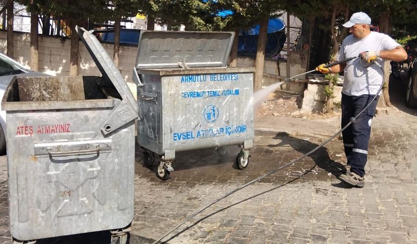 Armutlu’da Konteynerler Hijyenik Hale Getiriliyor