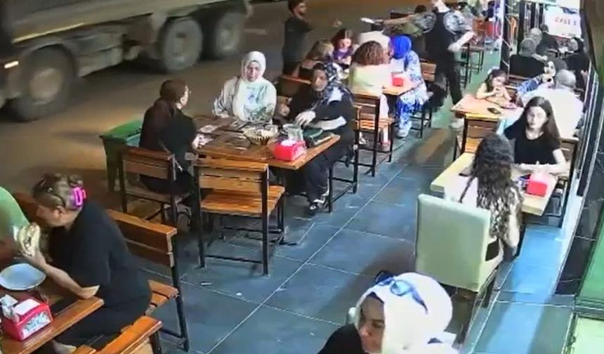 Yalova'da Patlayan Kamyon Lastiği Restoranda Tozu Dumana Kattı