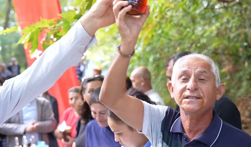 2 dakikada 1 kilogram bal yedi, izleyenler hayret etti