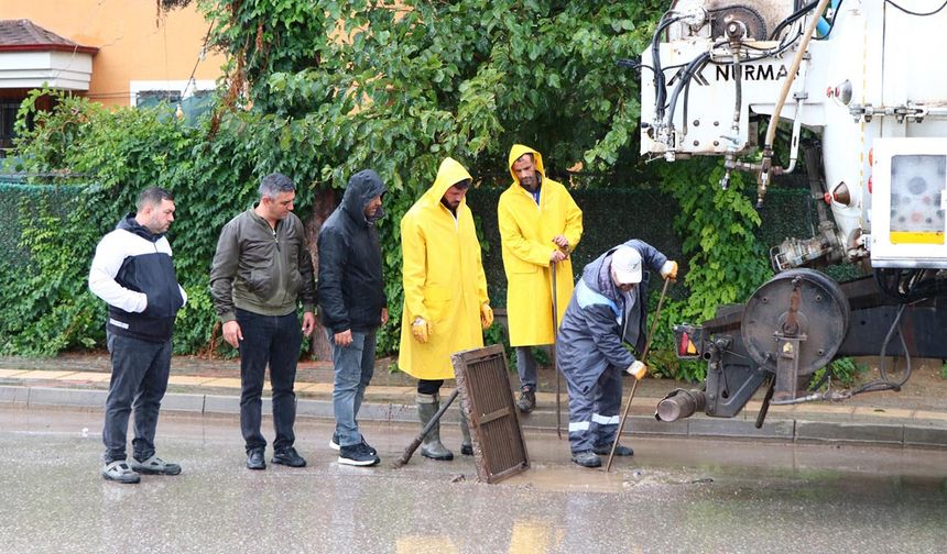 Çiftlikköy Belediyesi Ekipleri Yağmur Mesaisinde