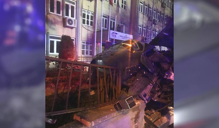 Kontrolden Çıkan Araç SGK Duvarını Yıktı