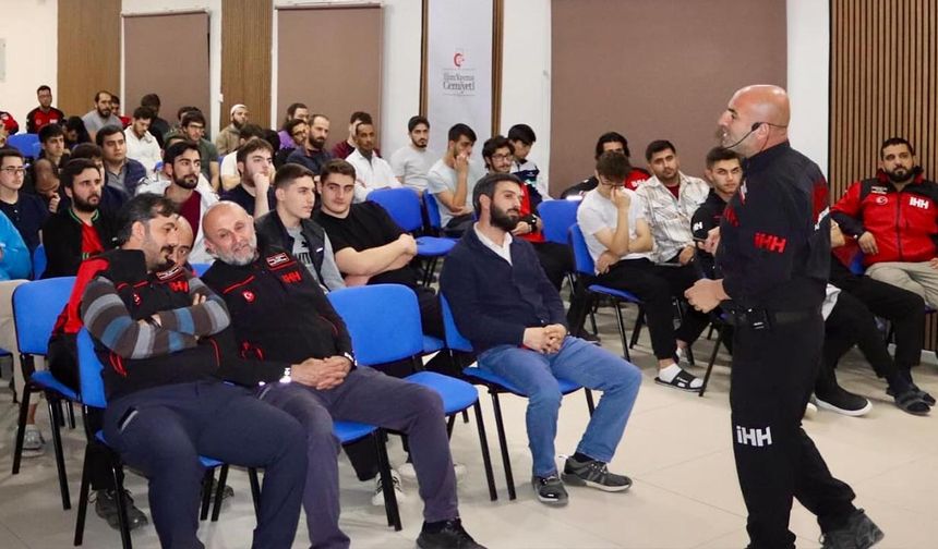 İHH Arama Kurtarma Yalova Ekibi’nden Üniversite Öğrencilerine Afet Bilinci Eğitimi