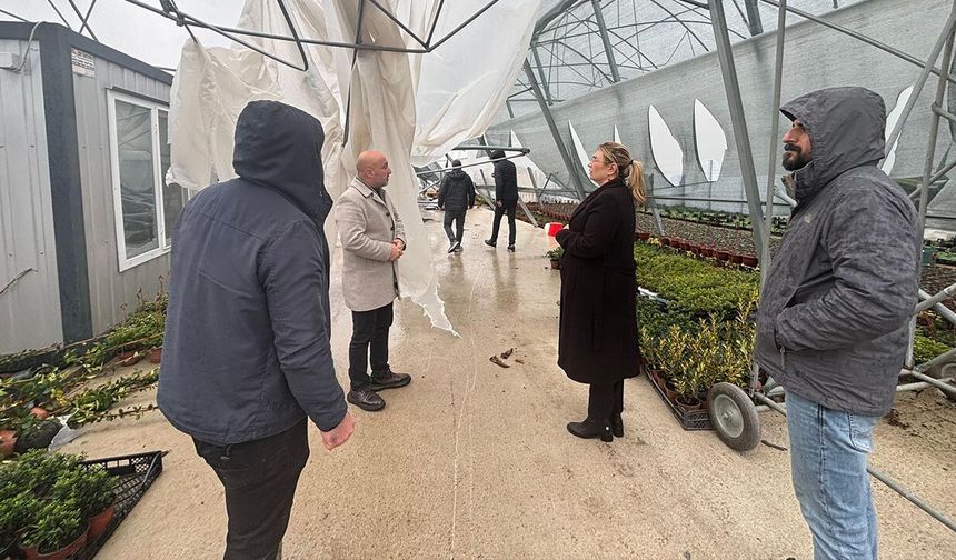Başkan Fazlaca, Fırtına Nedeniyle Seraları Zarar Gören Çiftçileri Ziyaret Etti