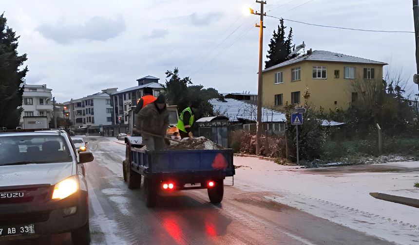 Çiftlikköy Belediyesi Ekiplerinden Kar Mesaisi