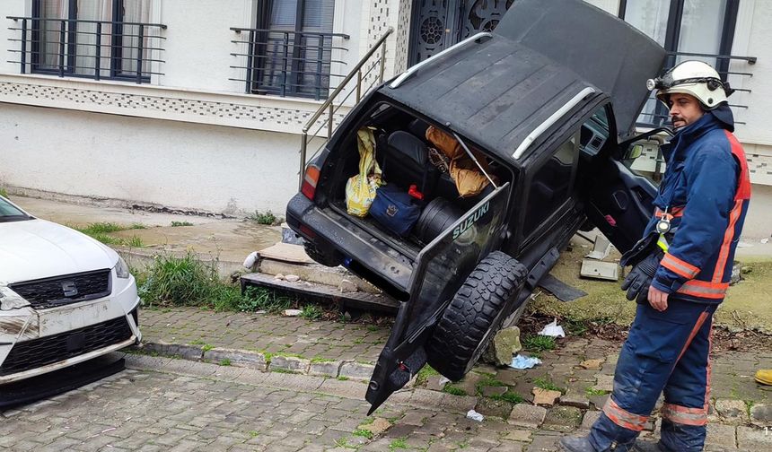 Bayraktepe Mahallesi’nde Trafik Kazası: Yaralı Vatandaş Araçtan Kurtarıldı