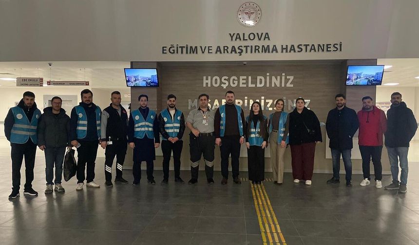 Gençler Sahurda Hastalara ve Personele Moral Dağıttı