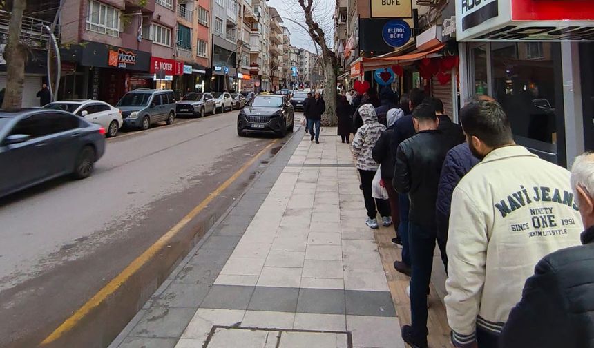 Pide Kuyruğu Uzadıkça Uzadı: İftar Öncesi Yoğunluk Dikkat Çekti