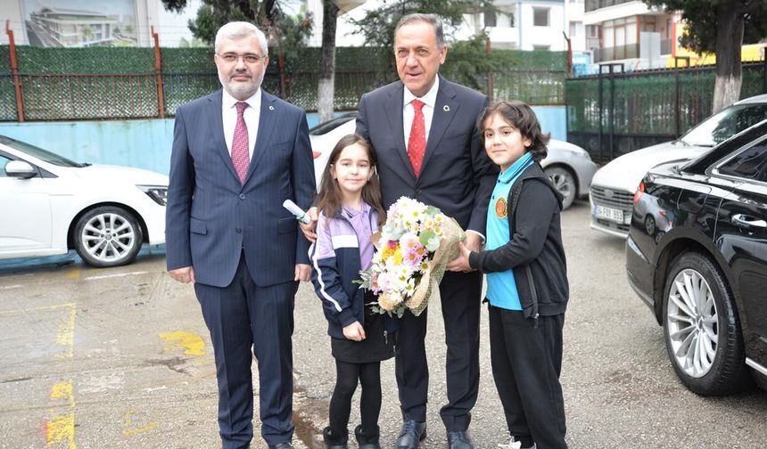 Vali Usta, Bayrak Törenine Katıldı