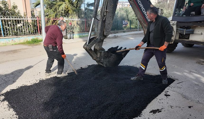 Çınarcık’ta Hasar Gören Yollara Sıcak Asfalt Müdahalesi