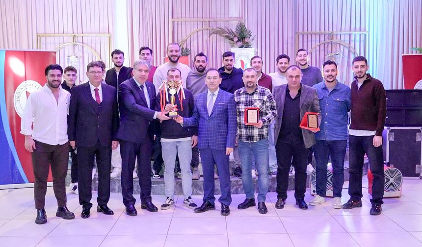 Yalova Üniversitesi Şampiyonluğunu Coşkuyla Kutladı