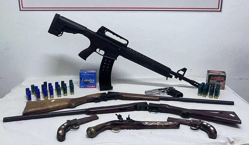 Jandarmadan Kaçamadı: Evinden Tarihi Tabancalar Çıktı