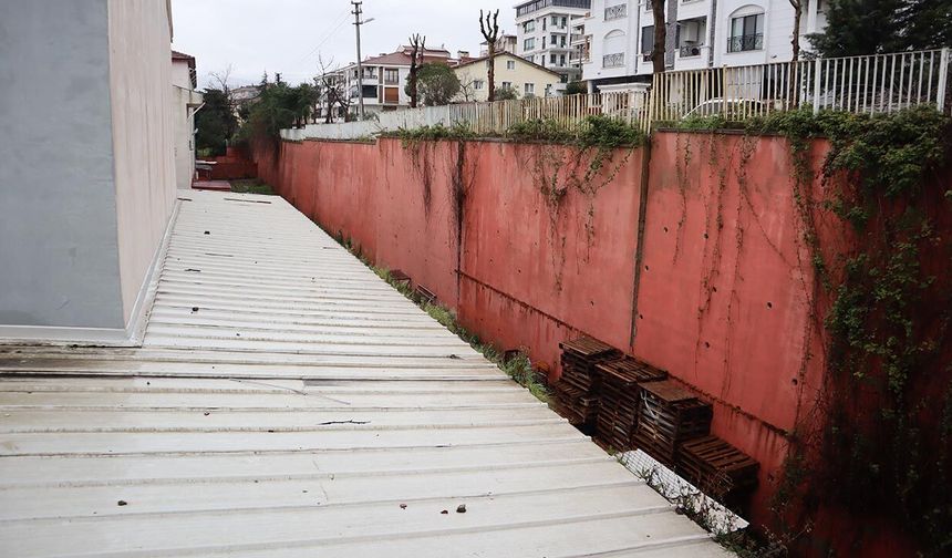 Okulda Tehlike Büyüyor: İstinat Duvarı Yıkılıyor, Yetkililer Sessiz