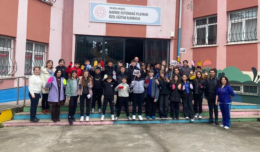 Renkli Çoraplarla Kalplere Dokundular