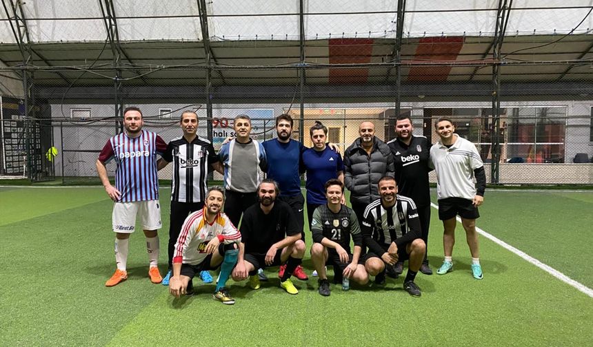 Yalova’da Duygu Dolu Veda: Öğretmen Taylan Deniz Akbal’a Jübile Maçı Sürprizi