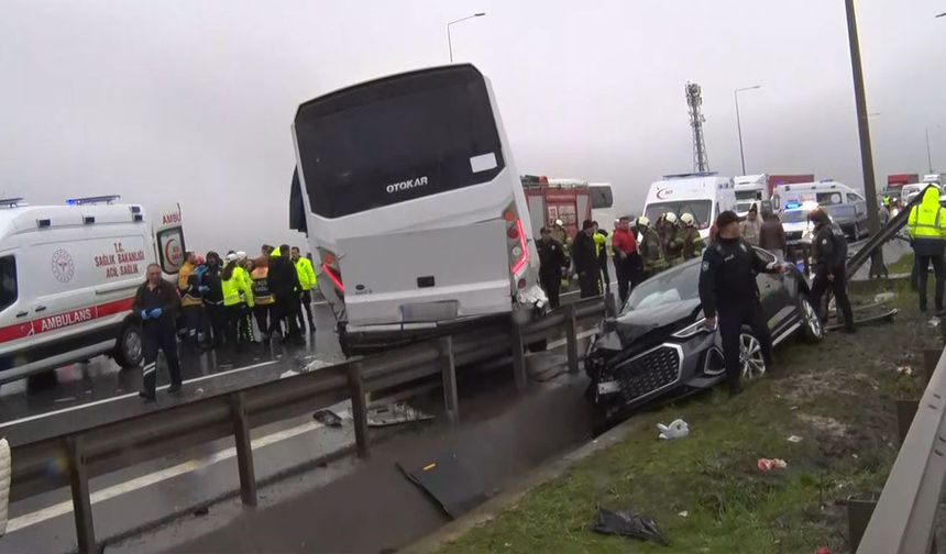 Otoyolda Kahreden Kaza: 1 Şehit, 16 Yaralı