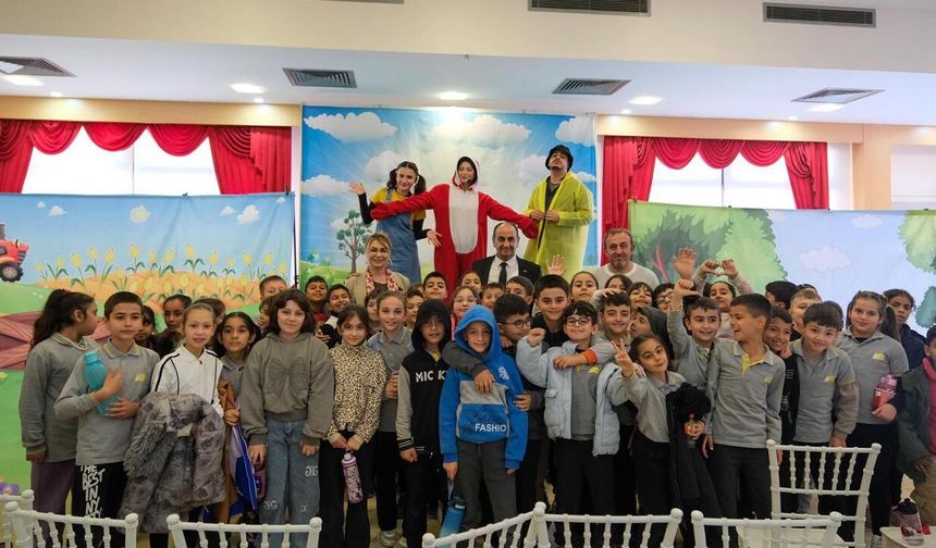 Altınova’da Dünya Tiyatro Günü Renkli Anlamlı Görüntülere Sahne Oldu