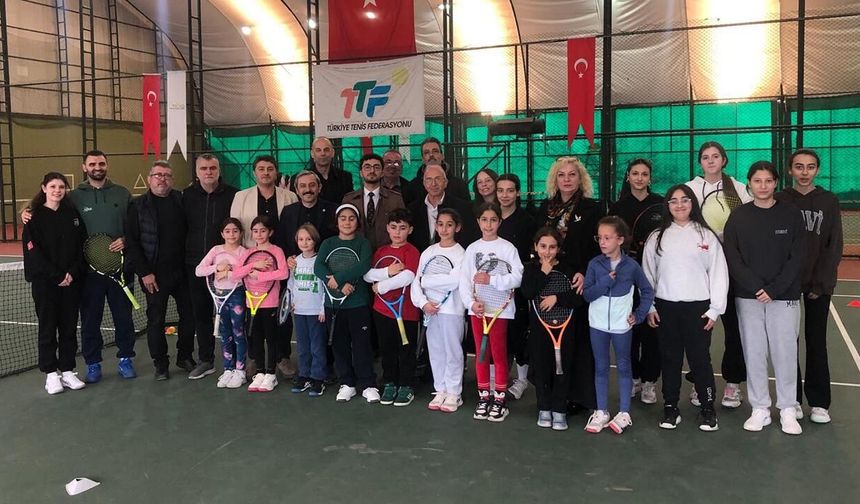 İYİ Parti Heyeti’nden Yalova Tenis Spor Kulübüne Destek