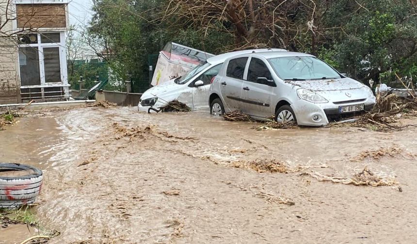 Yalova Valiliği: “Yoğun Yağışta Tüm Ekiplerimiz Sahada Görev Yaptı”