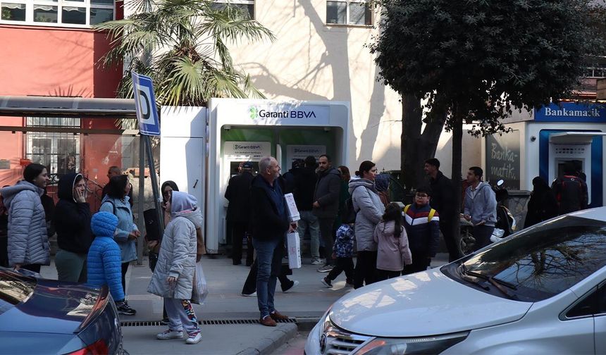Yalova’da Banka Önlerinde Uzun Kuyruklar Oluştu