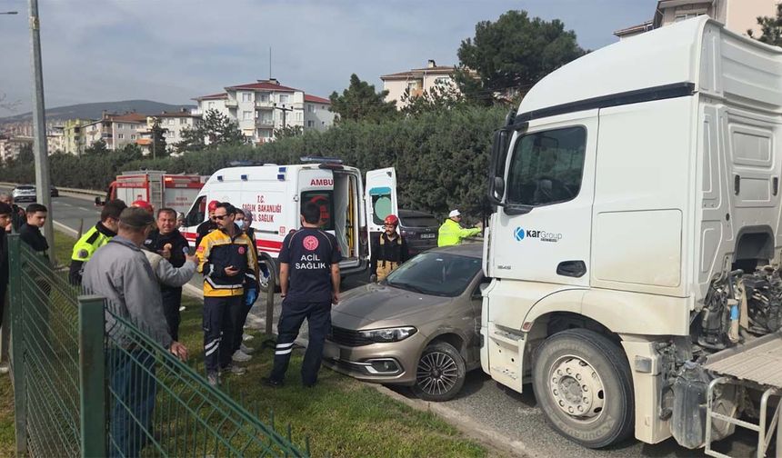 Dev Kamyon Duramadı: Otomobili Önüne Katıp Sürükledi