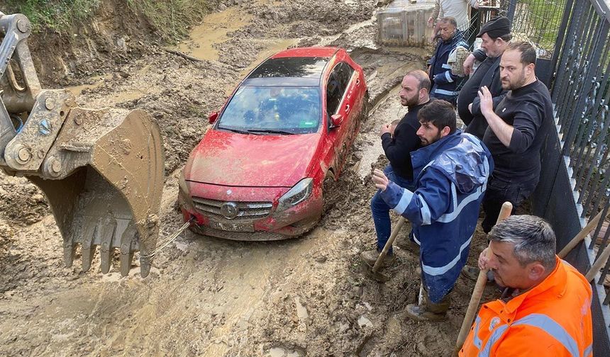 Esenköy’de Çamura Saplanan Araç 3 Saatte Kurtarıldı