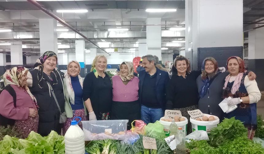 İYİ Partili Kadınlardan Pazarda Pişi İkramı