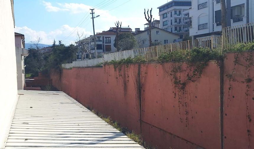 Yalova’da Yıkılma Riski Taşıyan Duvar Vatandaşları Tedirgin Ediyor