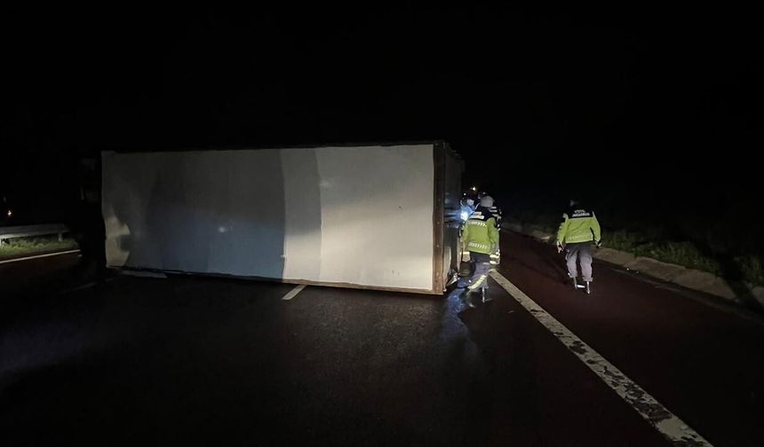 Yatan Kamyonun Sürücüsü Çiftlikköy İtfaiyesi Tarafından Kurtarıldı