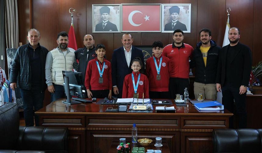 Şampiyon Karateciler Madalya Sevinçlerini Başkan Yele’yle Paylaştı