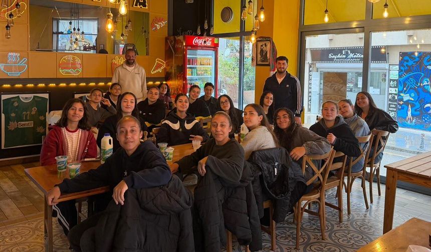 Şampiyon Kızlar Zaferin Tadını Çıkardı