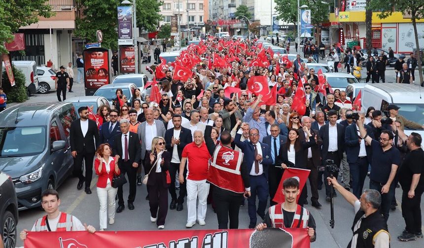 CHP’den Yalova’da Gövde Gösterisi: Binlerce Kişi 19 Mayıs İçin Yürüdü