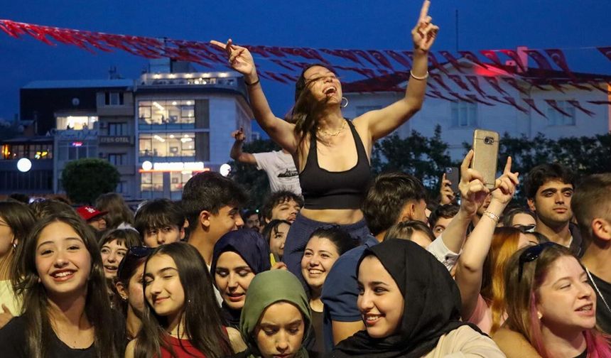 Yalovalılar 19 Mayıs Coşkusunu Baran Mengüç, Madrigal ve Sena Şener ile Yaşadı