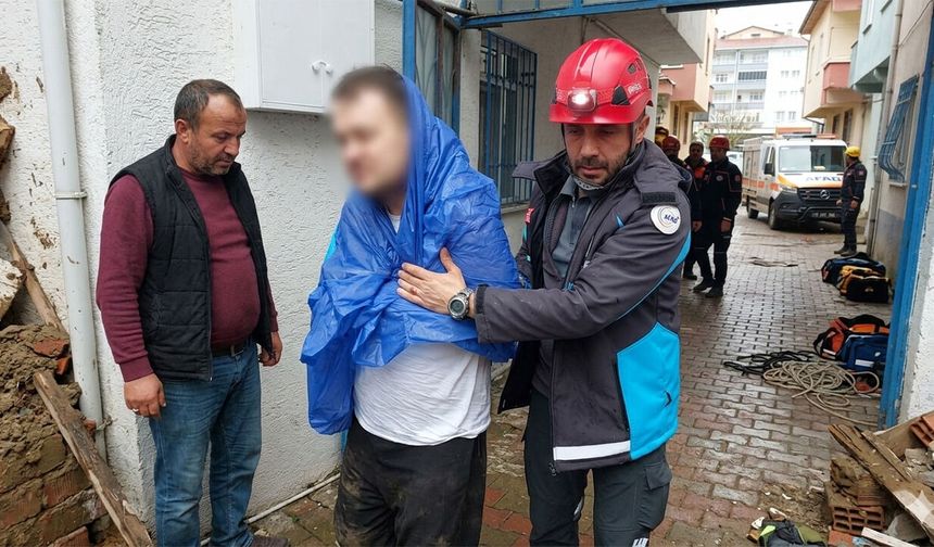 Yalova'da Odunlukta Sıkışan Vatandaş Kurtarıldı