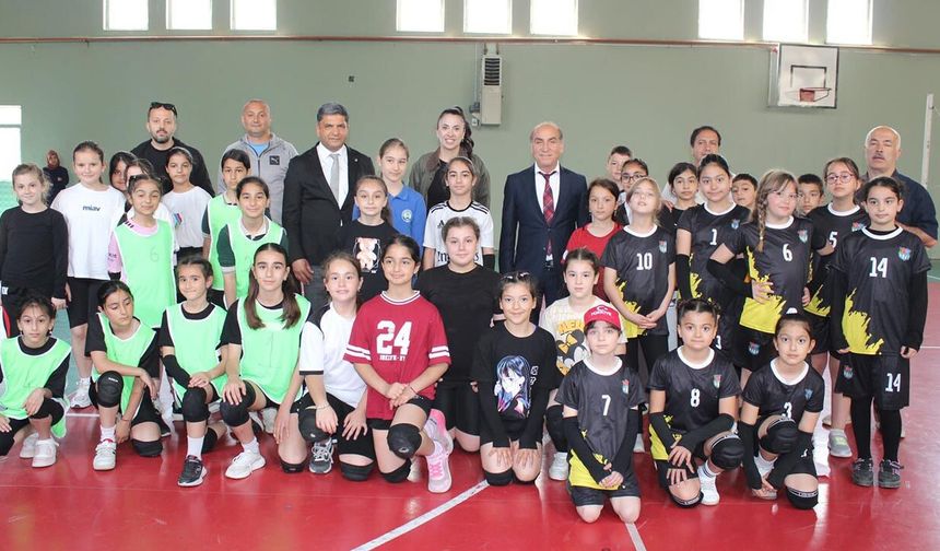 Çınarcık’ta Sıra Voleybolda