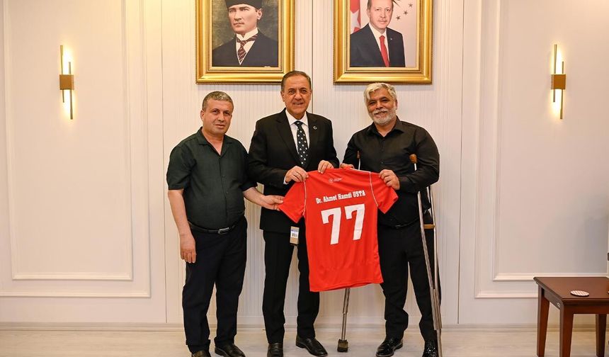 Erkoç’tan, Vali Usta’ya Milli Forma
