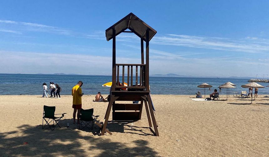 Akasya Plajı’nda Cankurtaranlar Göreve Başladı