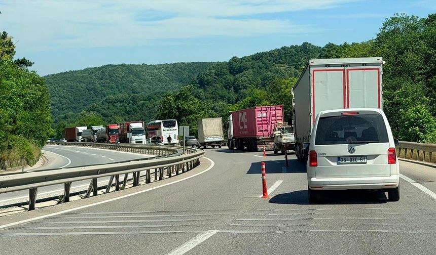 Arızalanan Otomobil, Yalova-Bursa Karayolunu Kilitledi