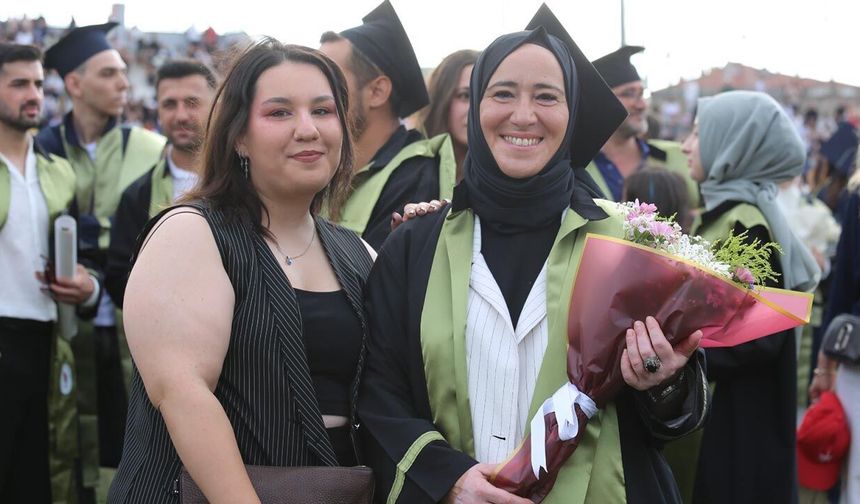 Anne Mezun Oldu, Kızı Yalova Üniversitesi’nde Eğitimine Devam Ediyor