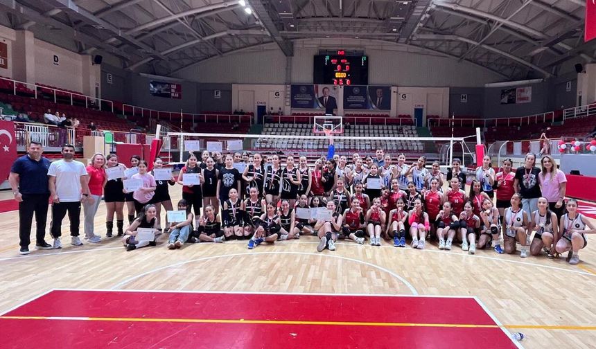 Midi Kızlarda Şampiyon Yalova Voleybol Spor Kulübü