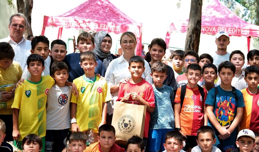Başkan Fazlaca, Geleceğin Yıldız Adaylarına Malzemelerini Dağıttı
